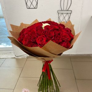 https://florariaverde.ro/wp-content/uploads/2022/03/Buchet-mare-trandafiri-rosii-Floraria-Verde-cu-logo-1-300x300.jpg