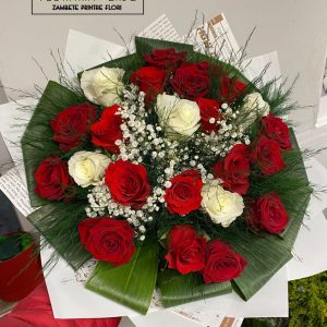 https://florariaverde.ro/wp-content/uploads/2022/03/Buchet-trandafiri-rosii-si-albi-Floraria-Verde-cu-logo-2-300x300.jpg