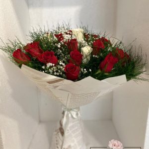 https://florariaverde.ro/wp-content/uploads/2022/03/Buchet-trandafiri-rosii-si-albi-Floraria-Verde-cu-logo-3-300x300.jpg
