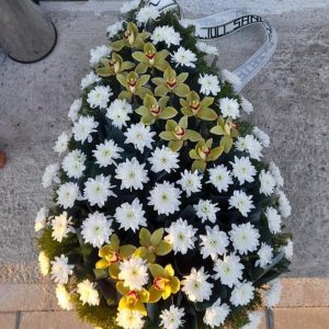 https://florariaverde.ro/wp-content/uploads/2022/03/Coroana-cu-crizantema-alba-si-orhidee-cymbidium-1-Floraria-Verde-cu-logo-300x300.jpg