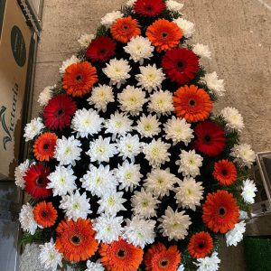https://florariaverde.ro/wp-content/uploads/2022/03/Coroana-cu-gerbera-si-crizantema-3-Floraria-Verde-cu-logo-300x300.jpg