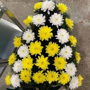 https://florariaverde.ro/wp-content/uploads/2022/03/Jerba-cu-crizantema-alba-galbena-2-Floraria-Verde-cu-logo-300x300.jpg