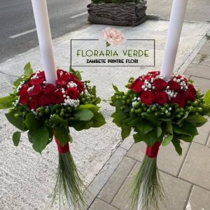 https://florariaverde.ro/wp-content/uploads/2022/03/Lumanari-nunta-trandafiri-rosi-si-hypericum-verde-FLoraria-Verde-3-logo-300x300.jpg