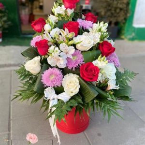 https://florariaverde.ro/wp-content/uploads/2022/05/Aranjament-de-lux-din-trandafir-crizantema-alstroemeria-300x300.jpg