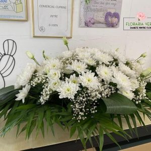 https://florariaverde.ro/wp-content/uploads/2022/05/Aranjament-funerar-din-Crizantema-si-lisianthus-300x300.jpg