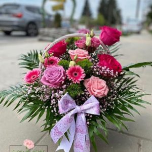 https://florariaverde.ro/wp-content/uploads/2022/05/Aranjament-la-Cos-din-trandafiri-gerbera-si-lisianthus-300x300.jpg