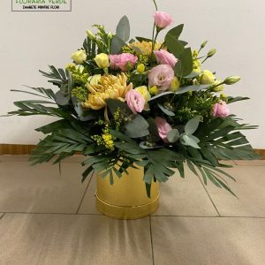 https://florariaverde.ro/wp-content/uploads/2022/05/Aranjament-la-Cutie-din-trandafiri-mine-lisianthus-eucalipt-si-Crizantema-1-300x300.jpg