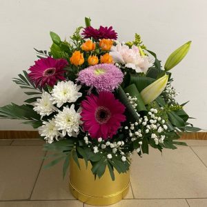 https://florariaverde.ro/wp-content/uploads/2022/05/Aranjament-la-cutie-din-mine-trandafiri-Crizantema-gerbera-bujori-si-Crin-300x300.jpg