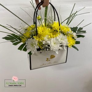 https://florariaverde.ro/wp-content/uploads/2022/05/Aranjament-la-gentuta-din-Crizantema-300x300.jpg
