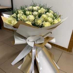 https://florariaverde.ro/wp-content/uploads/2022/05/Buchet-de-lux-din-trandafiri-albi-300x300.jpg