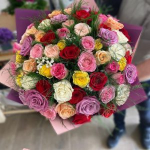 https://florariaverde.ro/wp-content/uploads/2022/05/Buchet-din-trandafiri-multicolori-300x300.jpg
