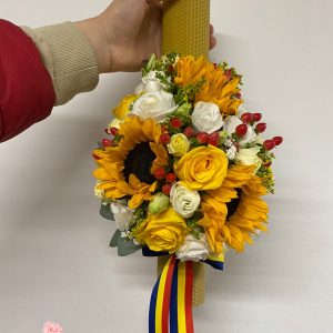 https://florariaverde.ro/wp-content/uploads/2022/05/Lumanare-din-ceara-naturala-traditionala-din-trandafiri-floarea-soarelui-si-lisianthus-300x300.jpg